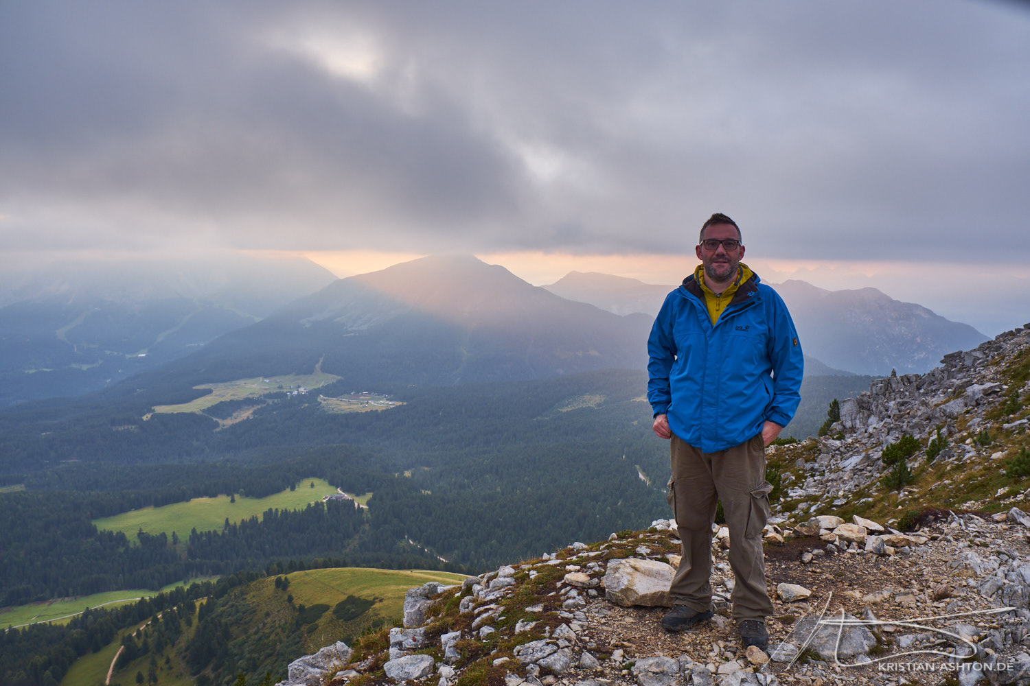 Sunrise hike to the summit of the Weißhorn mountain